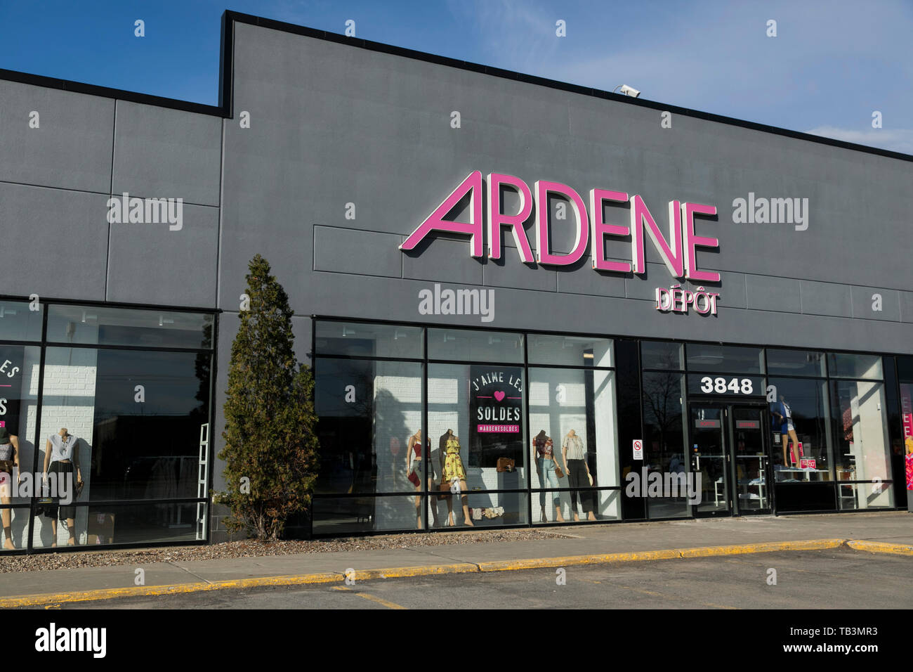 Ein logo Zeichen außerhalb eines Ardene Store in Greenfield Park, Quebec, Kanada, am 23. April 2019. Stockfoto Ein logo Zeichen außerhalb eines Ardene Store in Greenfield Park, Quebec, Kanada, am 23. April 2019. Stockfoto
