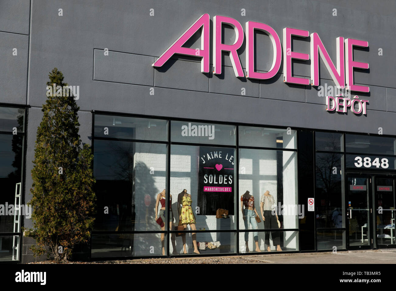 Ein logo Zeichen außerhalb eines Ardene Store in Greenfield Park, Quebec, Kanada, am 23. April 2019. Stockfoto Ein logo Zeichen außerhalb eines Ardene Store in Greenfield Park, Quebec, Kanada, am 23. April 2019. Stockfoto
