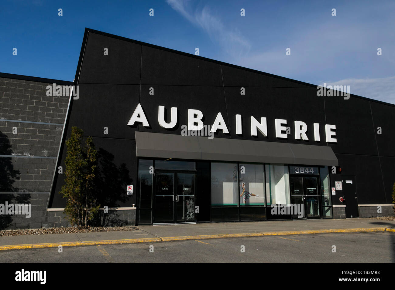 Ein logo Zeichen außerhalb eines Aubainerie Store in Greenfield Park, Quebec, Kanada, am 23. April 2019. Stockfoto Ein logo Zeichen außerhalb eines Aubainerie Store in Greenfield Park, Quebec, Kanada, am 23. April 2019. Stockfoto
