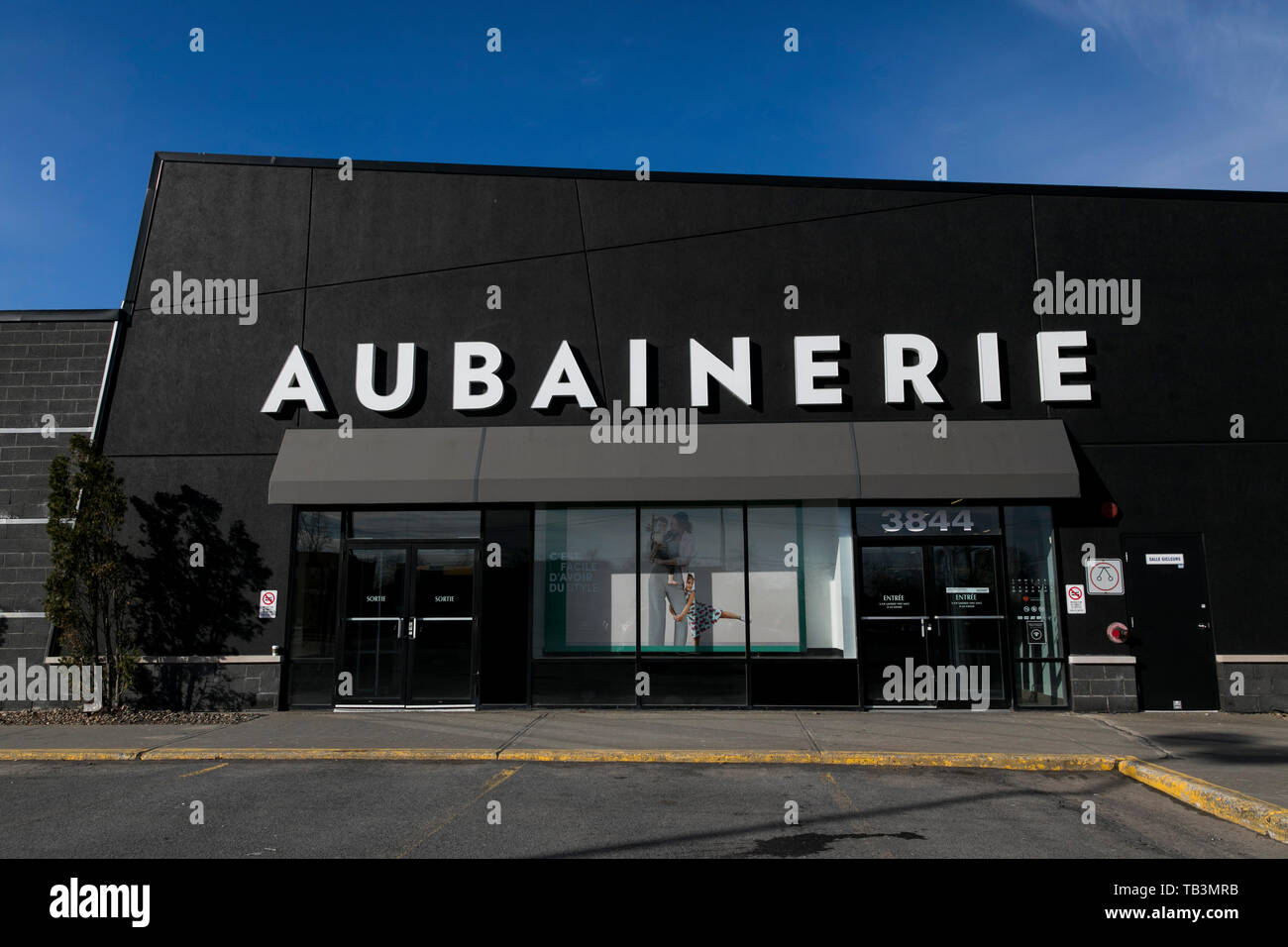 Ein logo Zeichen außerhalb eines Aubainerie Store in Greenfield Park, Quebec, Kanada, am 23. April 2019. Stockfoto Ein logo Zeichen außerhalb eines Aubainerie Store in Greenfield Park, Quebec, Kanada, am 23. April 2019. Stockfoto