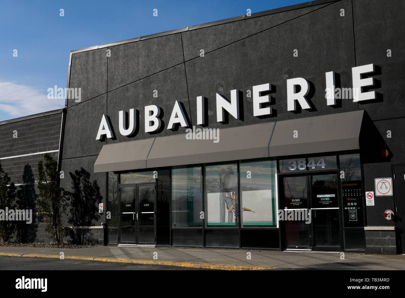 Ein logo Zeichen außerhalb eines Aubainerie Store in Greenfield Park, Quebec, Kanada, am 23. April 2019. Stockfoto Ein logo Zeichen außerhalb eines Aubainerie Store in Greenfield Park, Quebec, Kanada, am 23. April 2019. Stockfoto