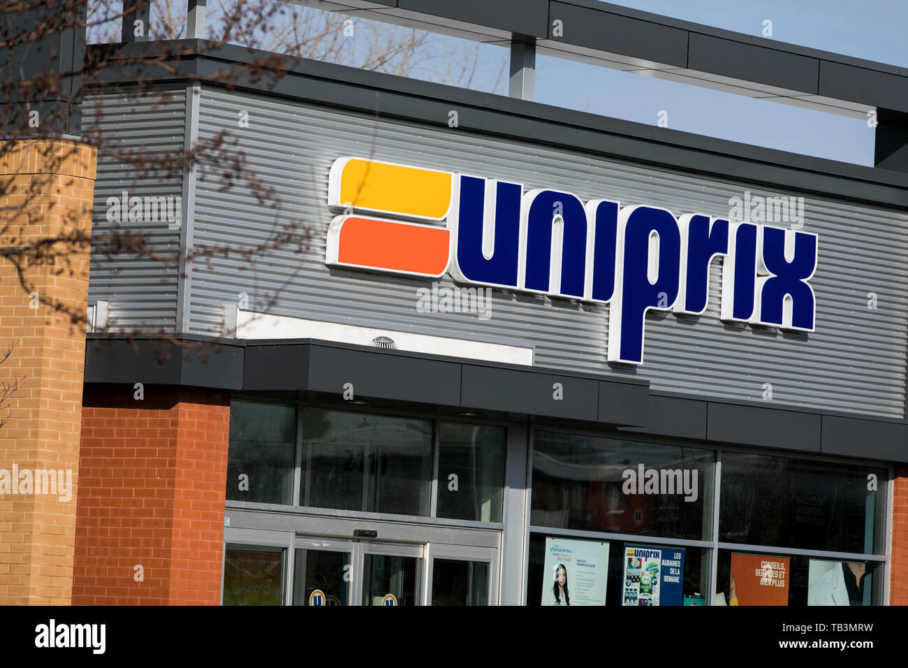 Ein logo Zeichen außerhalb eines Uniprix apothekeneinzelhandel Lage in Greenfield Park, Quebec, Kanada, am 23. April 2019. Stockfoto