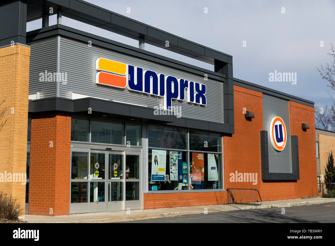 Ein logo Zeichen außerhalb eines Uniprix apothekeneinzelhandel Lage in Greenfield Park, Quebec, Kanada, am 23. April 2019. Stockfoto Ein logo Zeichen außerhalb eines Uniprix apothekeneinzelhandel Lage in Greenfield Park, Quebec, Kanada, am 23. April 2019. Stockfoto