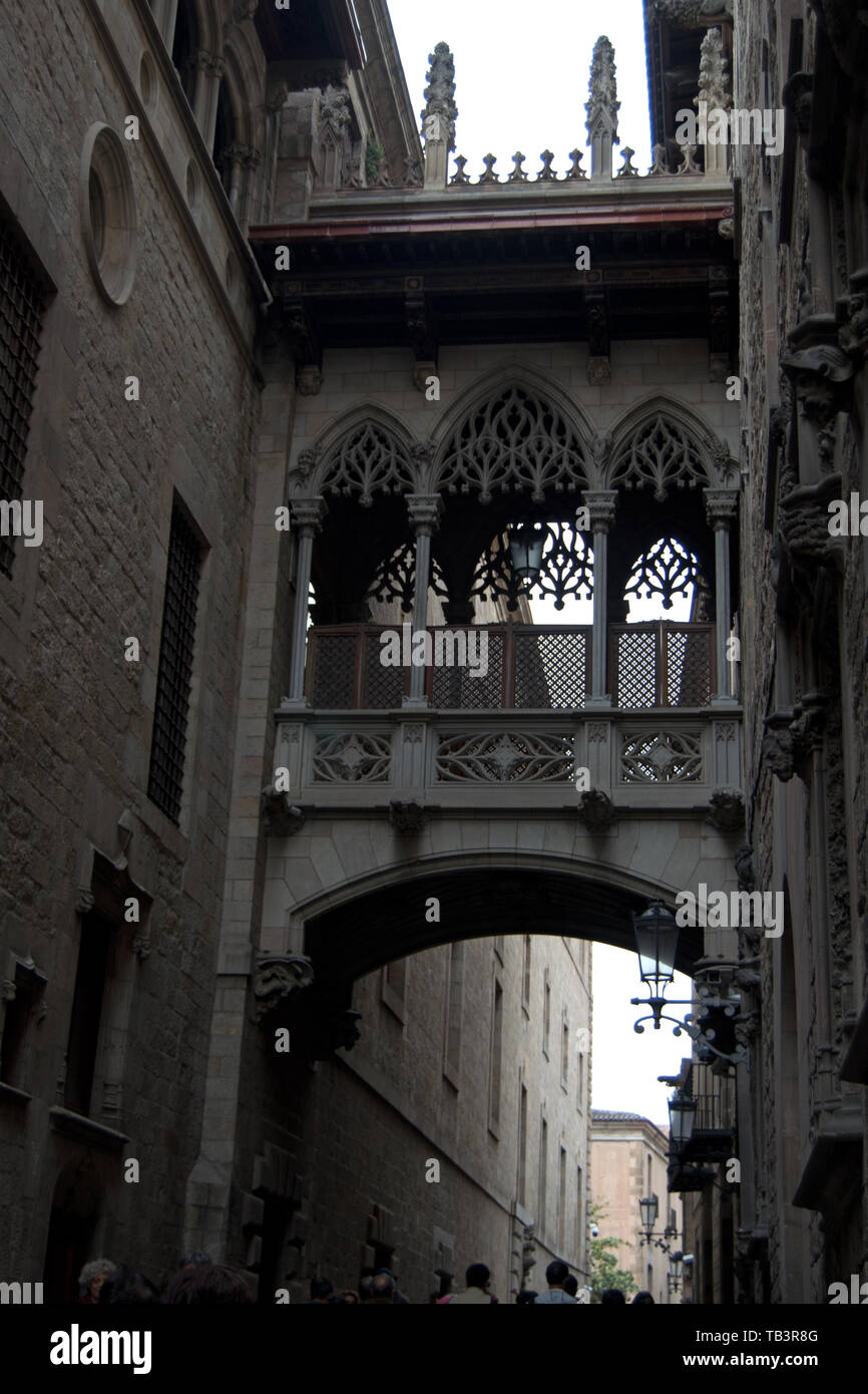 Pont del Bisbe gotisches Fenster, Barcelona, Spanien Stockfoto