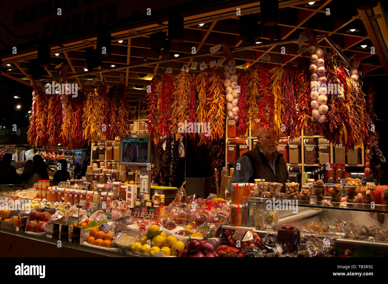 Getrocknete Chilis und Gewürze zum Verkauf La Boqueria, Barcelona, Spanien Stockfoto