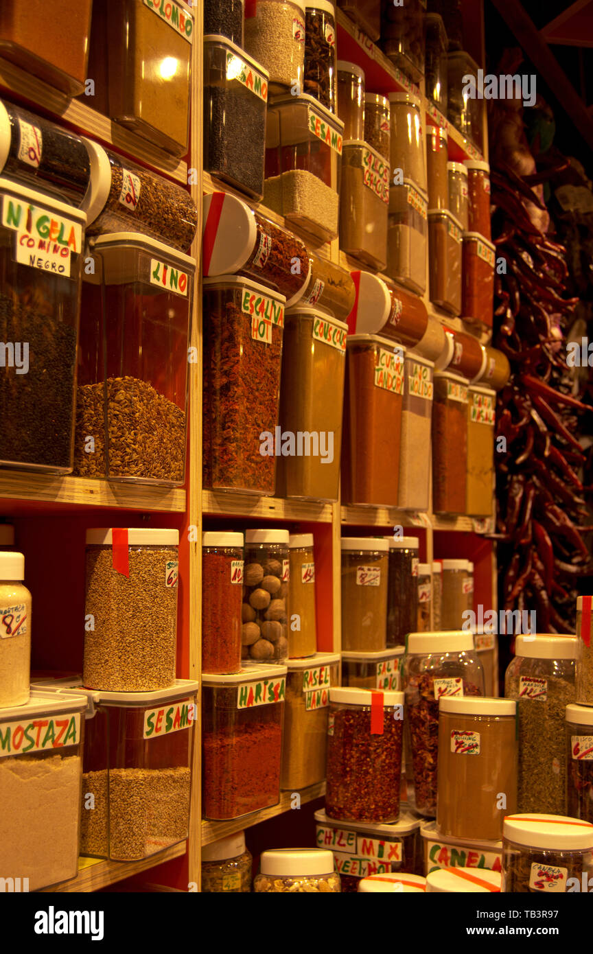Getrocknete Chilis und Gewürze zum Verkauf La Boqueria, Barcelona, Spanien Stockfoto