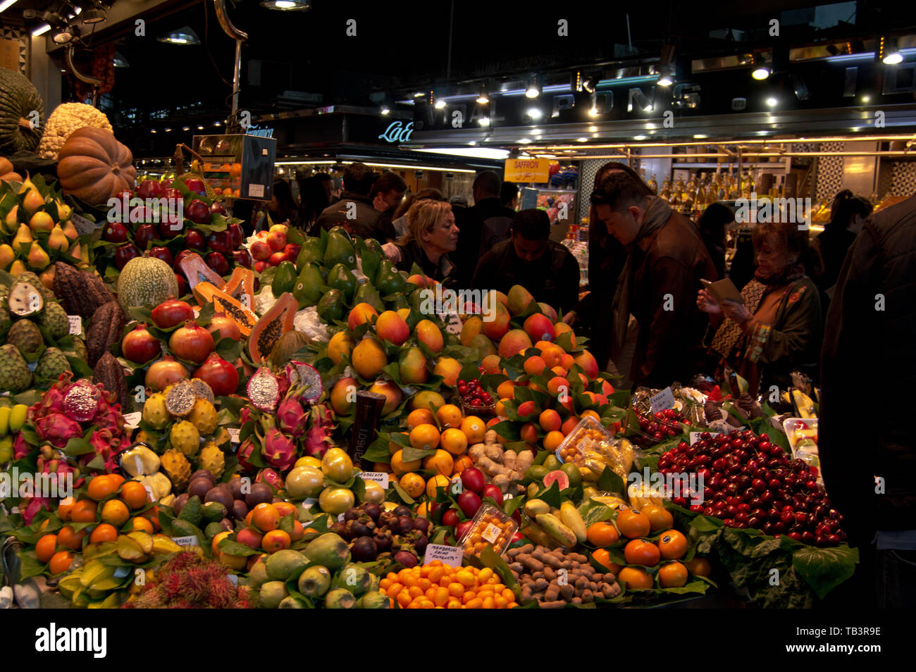Frisches Obst zum Verkauf in La Boqueria, Barcelona, Spanien Stockfoto