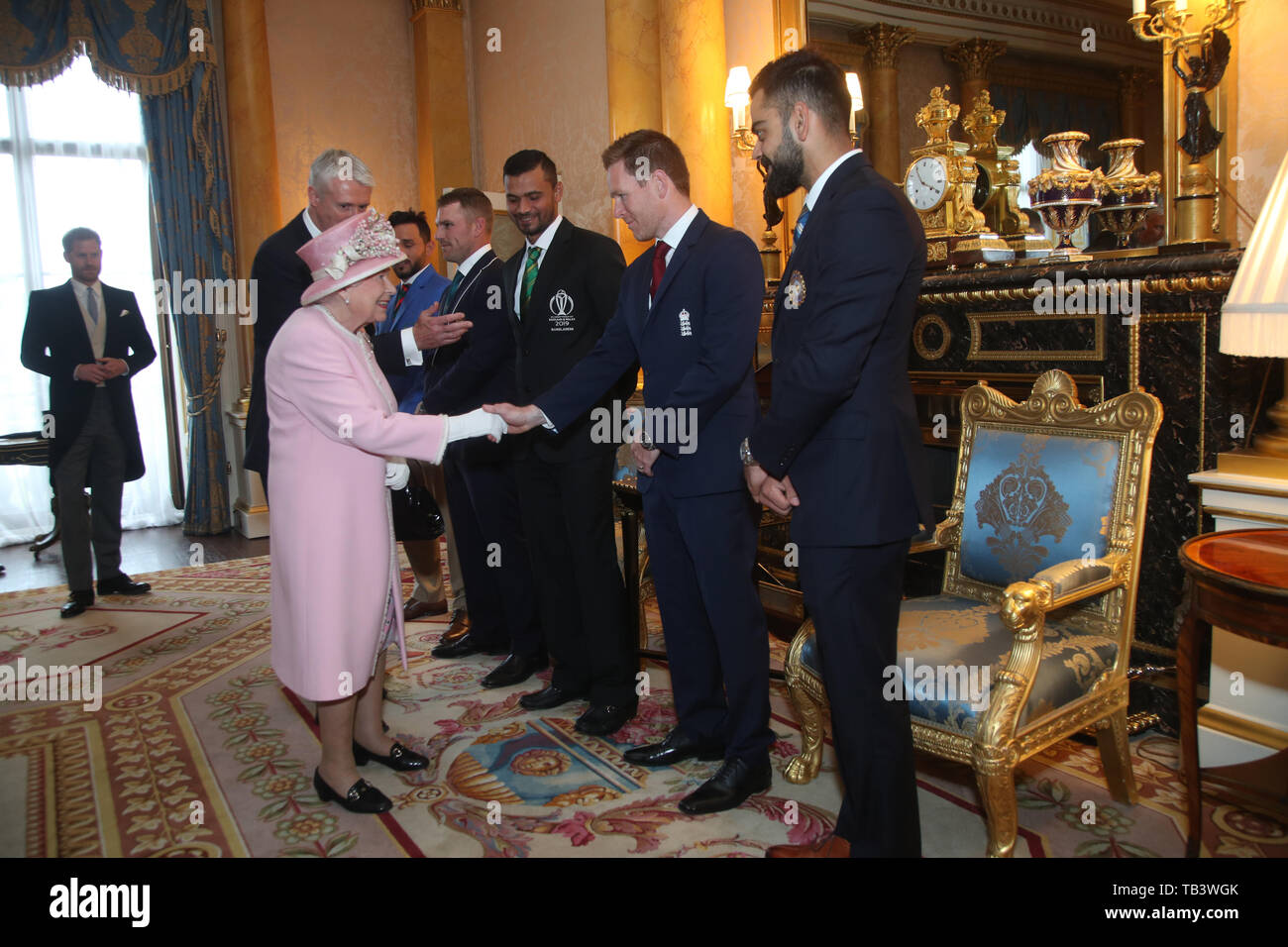 Queen Elizabeth II erfüllt England Cricket captain Eoin Morgan (Zweiter von rechts), Afghanistan Kapitän Gulbadin Das (links), Australien Kapitän Aaron Finch (Zweite links), Bangladesch Kapitän Masrafe Bin Mortaza (3. links) und Indien Kapitän Virat Kohli (rechts). Die Kapitäne der Teams die Teilnahme an der ICC Cricket World Cup treffen für ein Foto in der 1844 Zimmer im Buckingham Palace in London im Vorfeld des Wettbewerbs Opening Party auf der Mall. Stockfoto