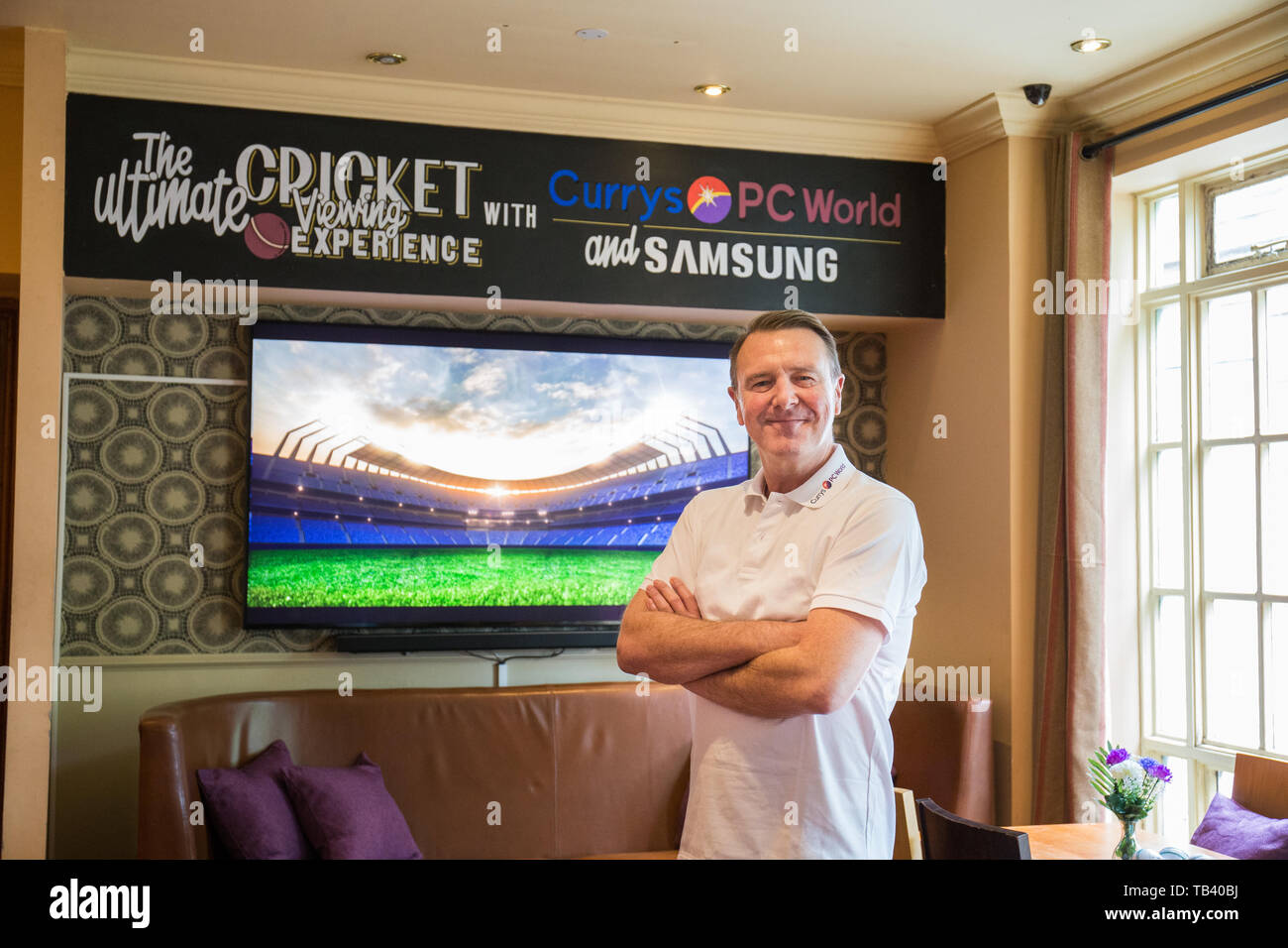 Unter einem EMBARGO BIS 0001 Donnerstag, 30 Mai, 2019 Currys PC Welt mit Phil Tufnell zu krönen, zusammengetan, der Sieger der landesweiten Suche nach den besten Kricket-bezogene Pub, das Sussex Cricketer, die die ultimative tech Makeover von Samsung erhalten. Stockfoto