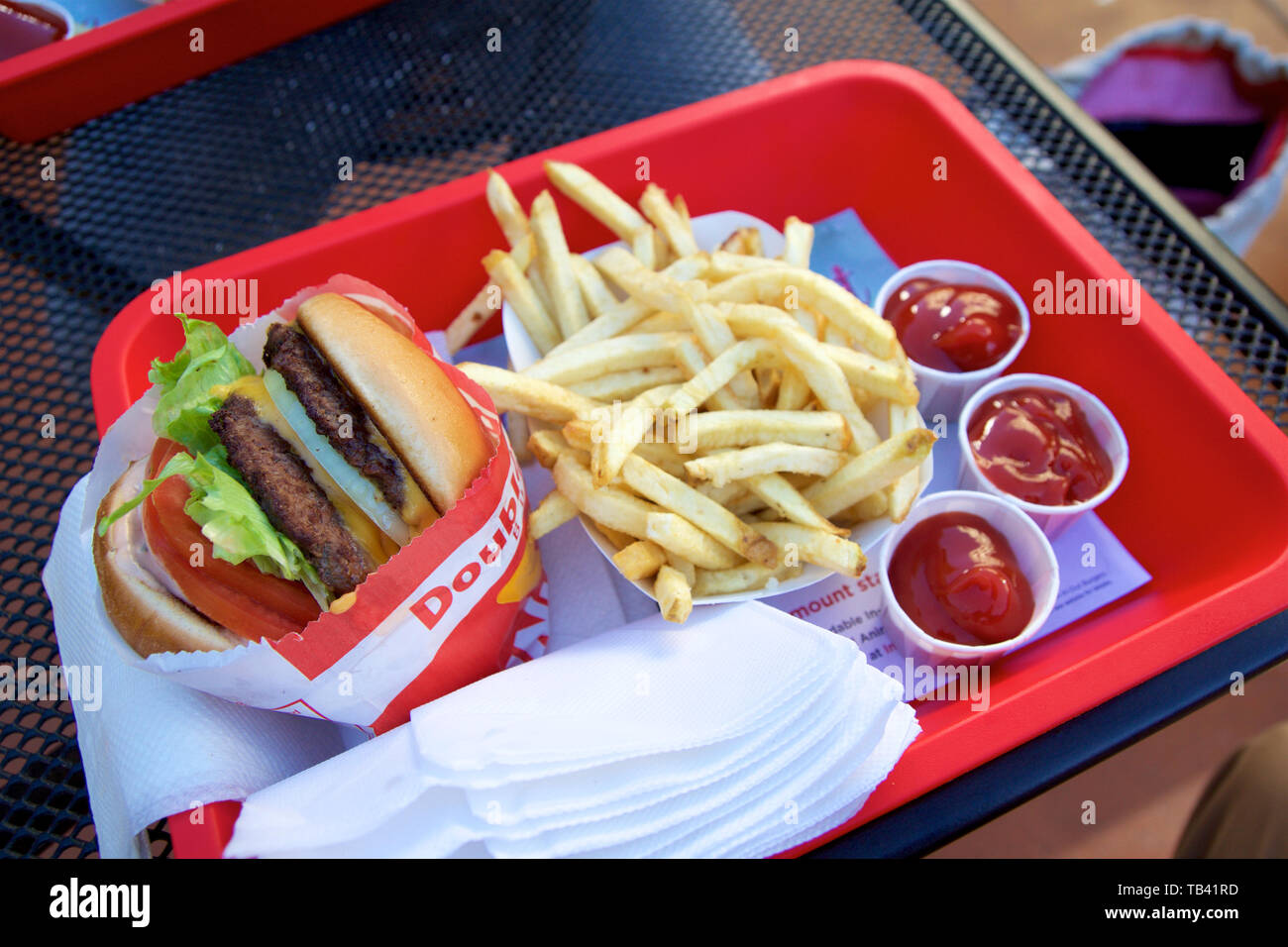 In N Out Burger Animal Style Fries Und Ein Double Double Burger Usa Stockfotografie Alamy
