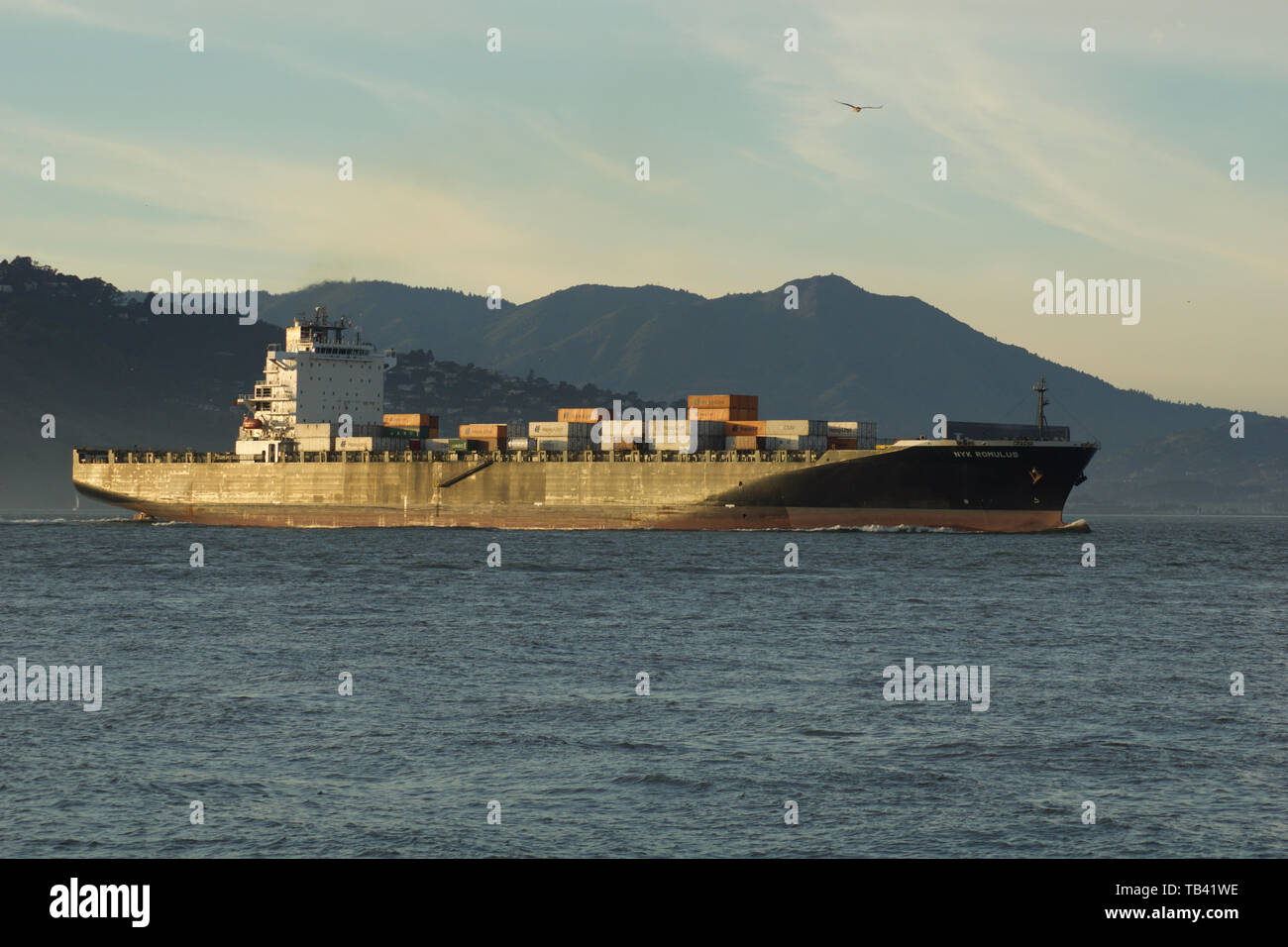 SAN FRANCISCO, California, United States - Jun 25th, 2018: Frachtschiff NYK ROMULUS in die Bucht von San Francisco auf dem Weg zum Hafen von Oakland - ein Stockfoto