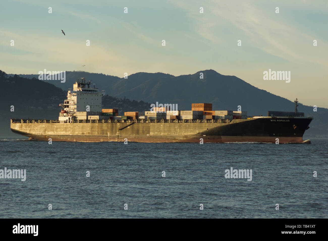 SAN FRANCISCO, California, United States - Jun 25th, 2018: Frachtschiff NYK ROMULUS in die Bucht von San Francisco auf dem Weg zum Hafen von Oakland - ein Stockfoto