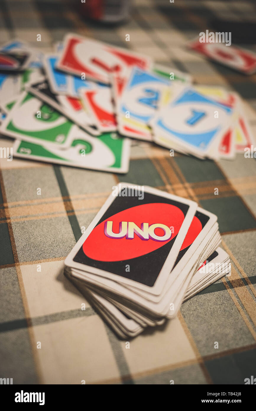 Uno-Karten Auf Schwarz-Papier-Foto Redaktionelles Stockfotografie - Bild  von marke, zeichen: 250376377