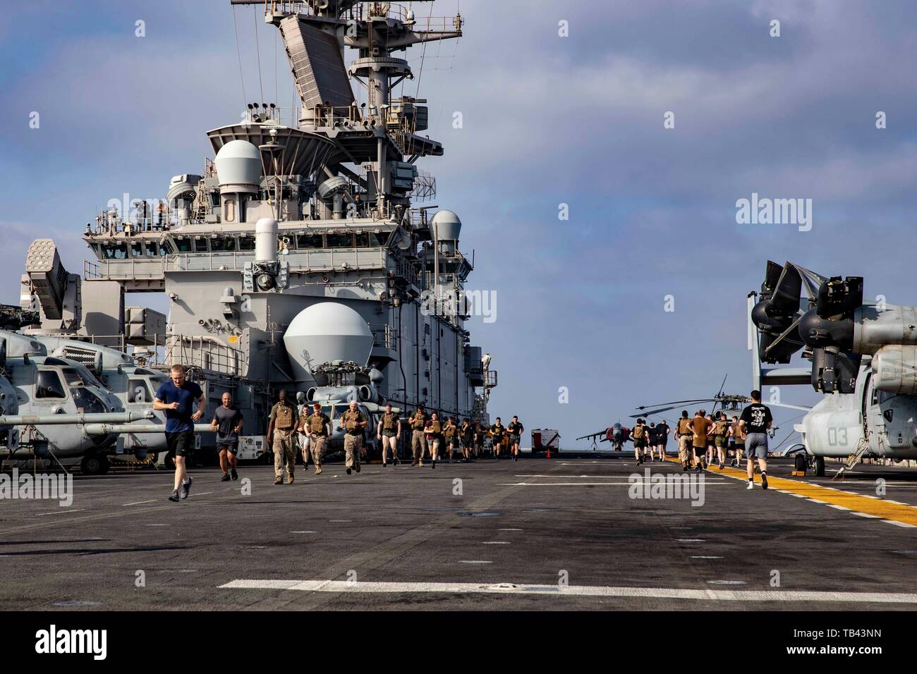 190528-N-YH 603-1031 Arabische Meer (28. Mai 2019) Matrosen und Marines laufen auf dem Flugdeck des Wasp-Klasse amphibisches Schiff USS Kearsarge (LHD3) während der murph Herausforderung Training. Die murph Herausforderung ist im Gedächtnis der Navy Lt (Siegel) Michael S. Murphy genannt. Murphy wurde in Aktion in Afghanistan während der Operation Redwing 2005 getötet und posthum die Ehrenmedaille verliehen. Die murph Herausforderung hat eine Tradition unter Service Mitglieder feiern Erinnerungstag geworden. Kearsarge ist das Flaggschiff der Kearsarge amphibische Gruppe und bereit, mit der begonnen 22 Marine Expeditionary Unit, Stockfoto