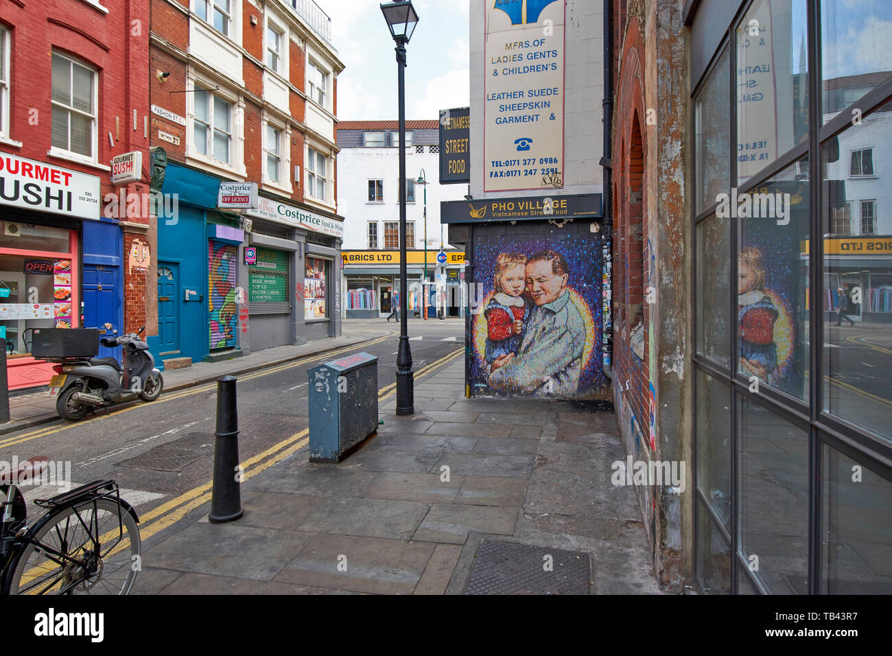 LONDON SPITALFIELDS BRICK LANE BEREICH FASHION Street mit ihren Geschäften und WALL ART Stockfoto