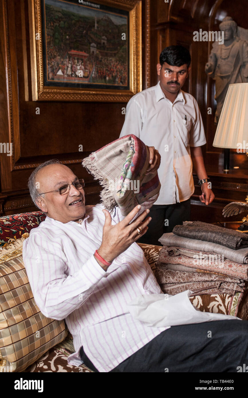 Britisch Geschäftsmann Nirmal Sethia, Vorsitzender des Luxus britische Firma, Newby Tees fotografiert zu Hause auf die Bischöfe Avenue in London, Großbritannien Stockfoto
