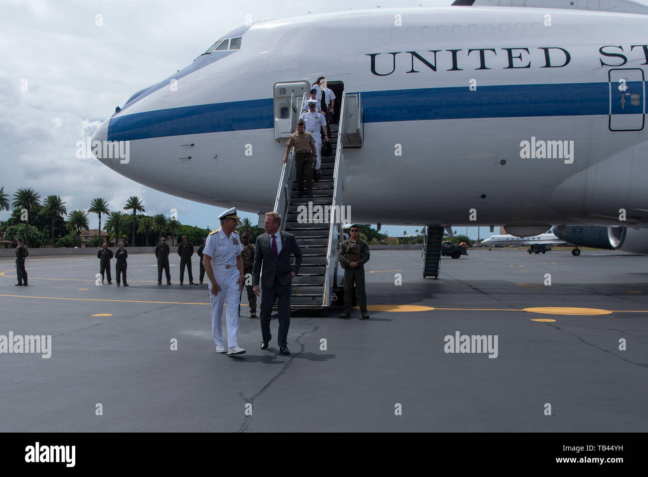 Usa handeln Verteidigungsminister Patrick M. Shanahan wird durch den Kommandeur der US-Indo-Befehl, Marine Adm begrüßt. Philip S. Davidson, bei Ankunft am Joint Base Pearl Harbor-Hickam, Hawaii, 28. Mai 2019. (DoD Foto von Lisa Ferdinando) Stockfoto