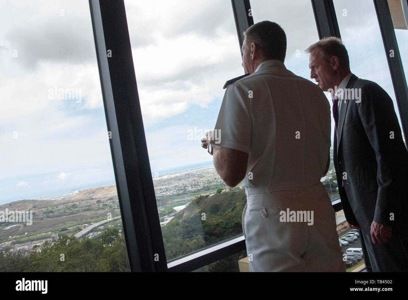 Usa handeln Verteidigungsminister Patrick M. Shanahan trifft sich mit dem Kommandeur der US-Indo-Befehl, Marine Adm. Philip S. Davidson, am Sitz der US-Indo-Befehl, Hawaii, 28. Mai 2019. (DoD Foto von Lisa Ferdinando) Stockfoto