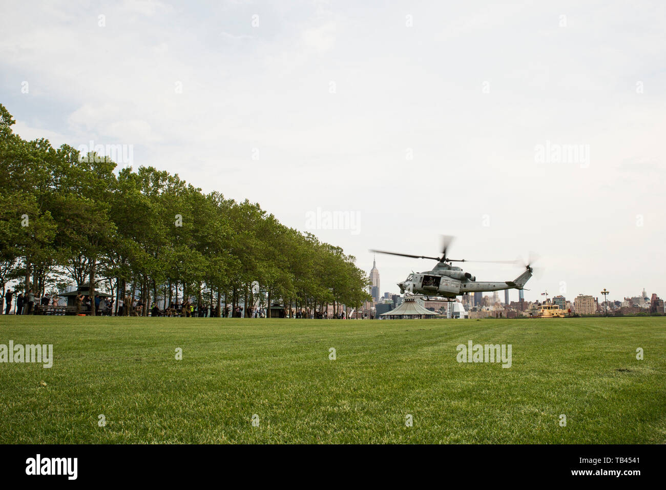 Us-Marines mit Marine Light Attack Helicopter Squadron 269, Marine Flugzeuge Gruppe 29, 2. Marine Flugzeugflügel, in einer UH-1Y Venom Hubschrauber nach einem Fleet Week New York (FWNY) statische Flugzeuge, am Pier ein Park in Hoboken, New Jersey, 23. Mai 2019 ab. FWNY ist eine Gelegenheit für die Bürger von New York City und den umliegenden tristate Bereich zusammen mit Meer Dienstleistungen der Nation durch Engagement für die Gemeinschaft zu kommen, ein besseres Verständnis davon, wie das Meer Dienstleistungen der nationalen Verteidigung der Vereinigten Staaten Unterstützung zu erlangen. (U.S. Marine Corps Foto von Cpl. Matally Tojyea G.) Stockfoto