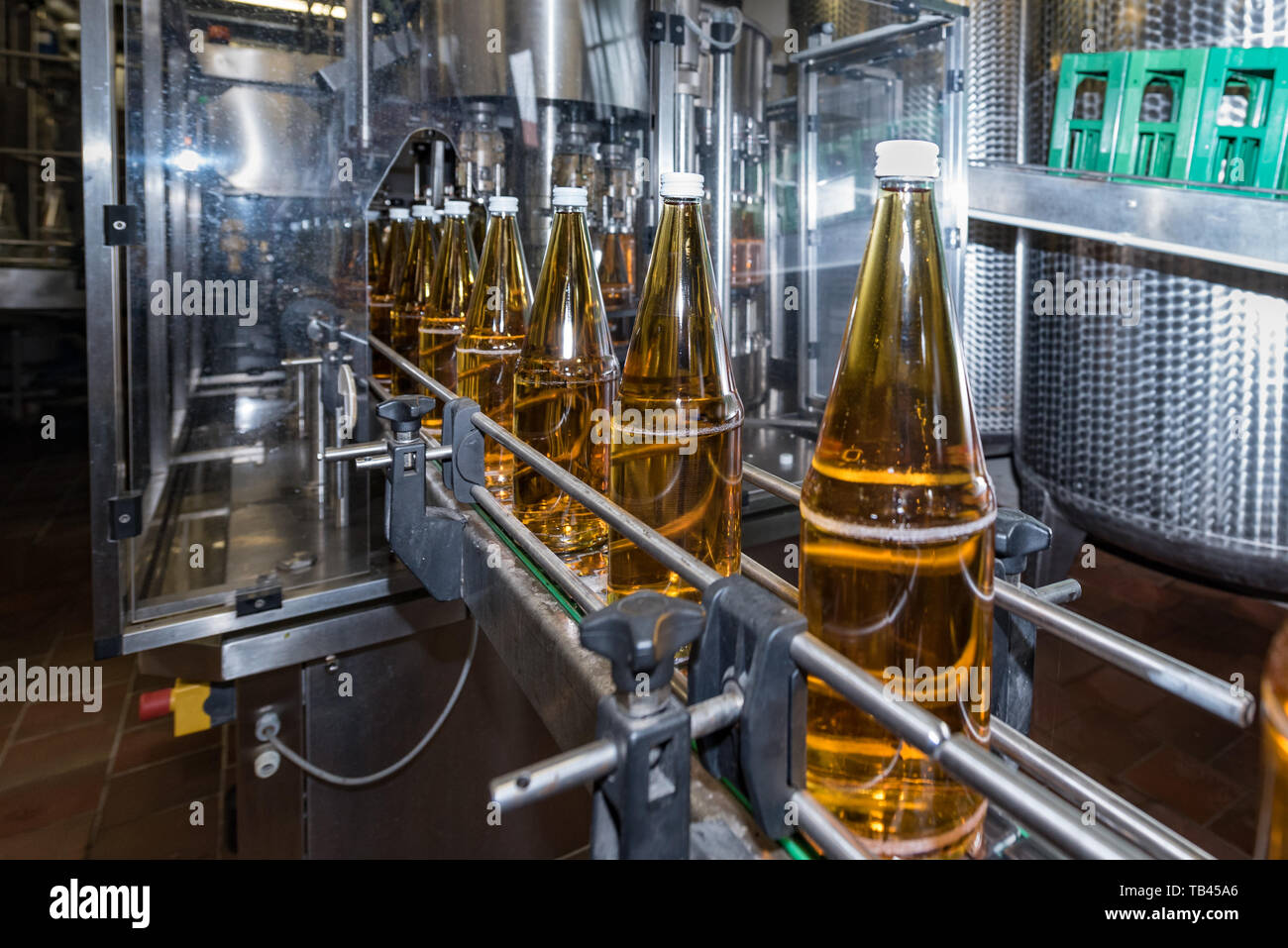 Flaschen auf dem Fließband der Abfüllanlage in einer Fabrik Stockfotografie  - Alamy