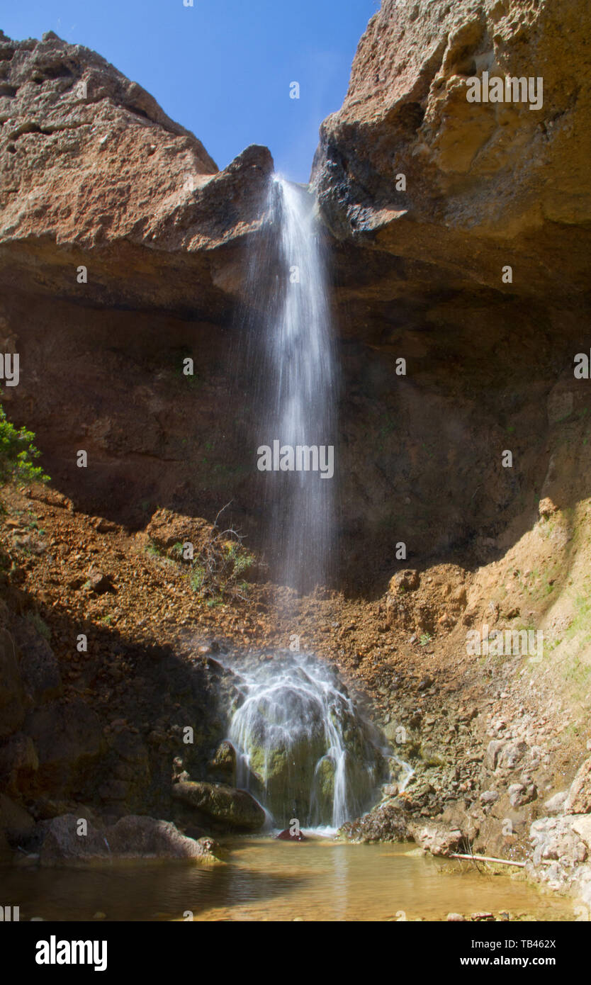 Kleiner Wasserfall Spritzen in einen kleinen Pool in einer felsigen landcape Stockfoto