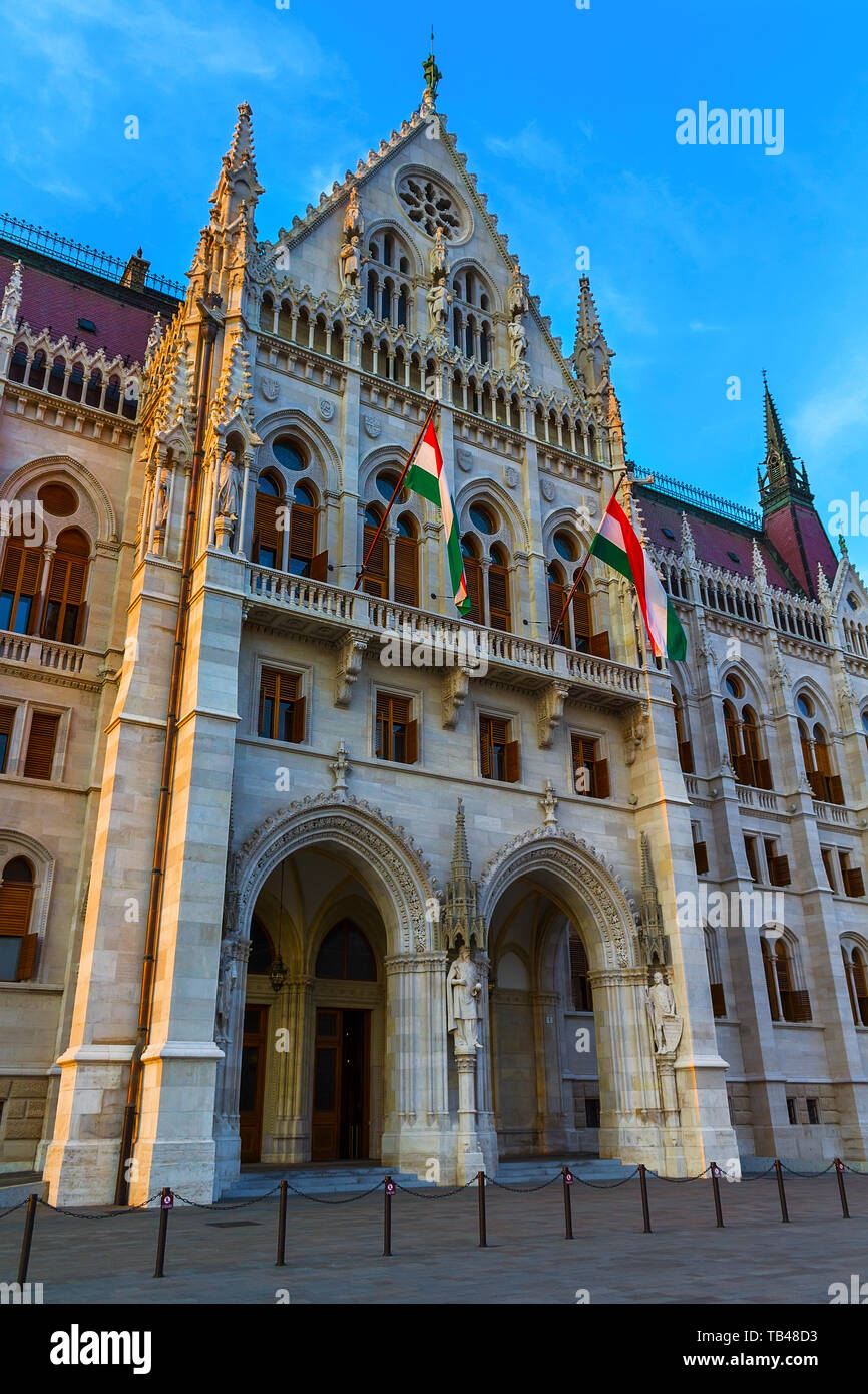 Parlament in Budapest mit zwei Fahnen von Ungarn Stockfoto