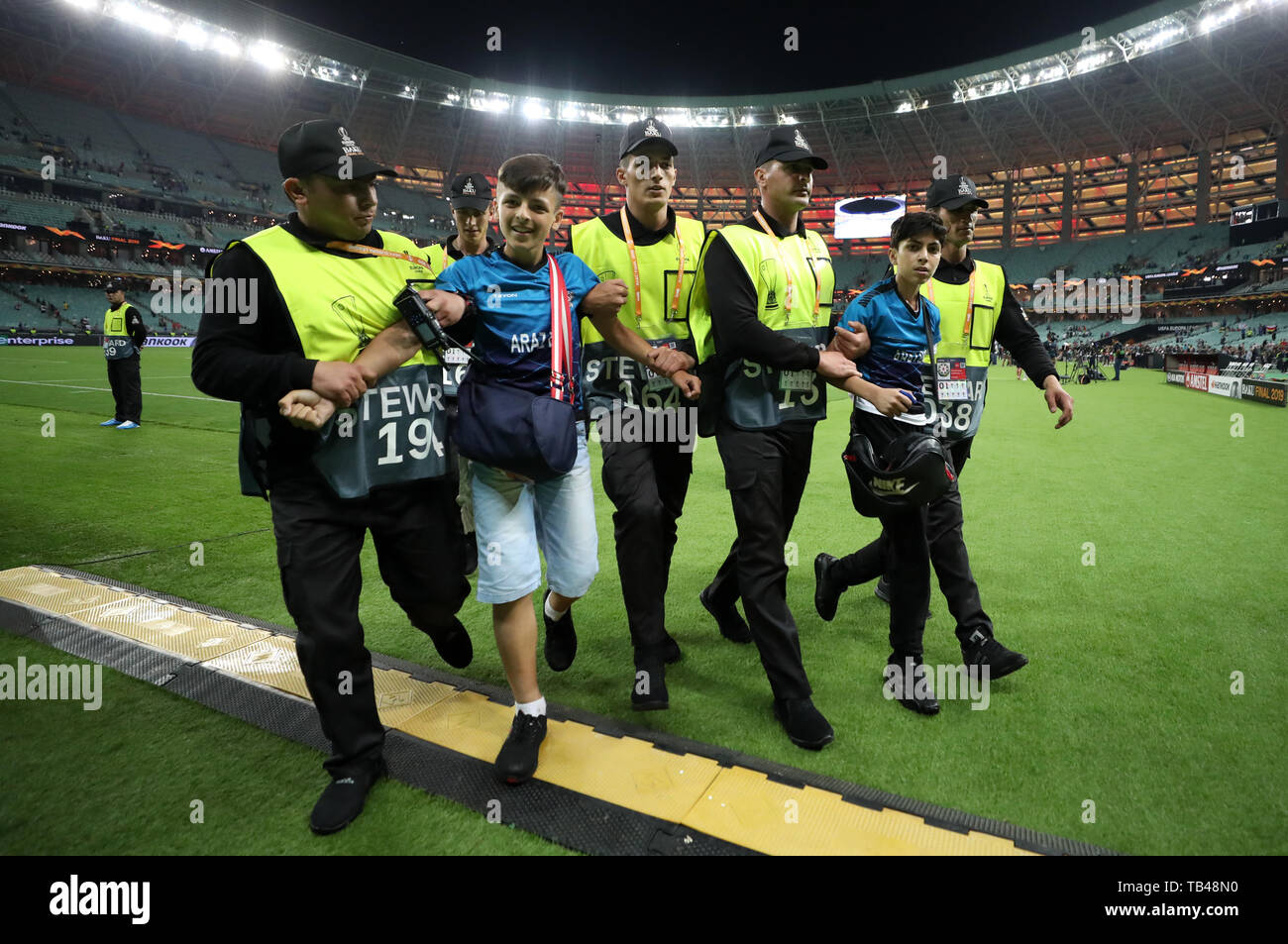 Zwei pitch Invasoren sind während der UEFA Europa League Finale im Olympiastadion, Baku, Aserbaidschan begleitet. Stockfoto