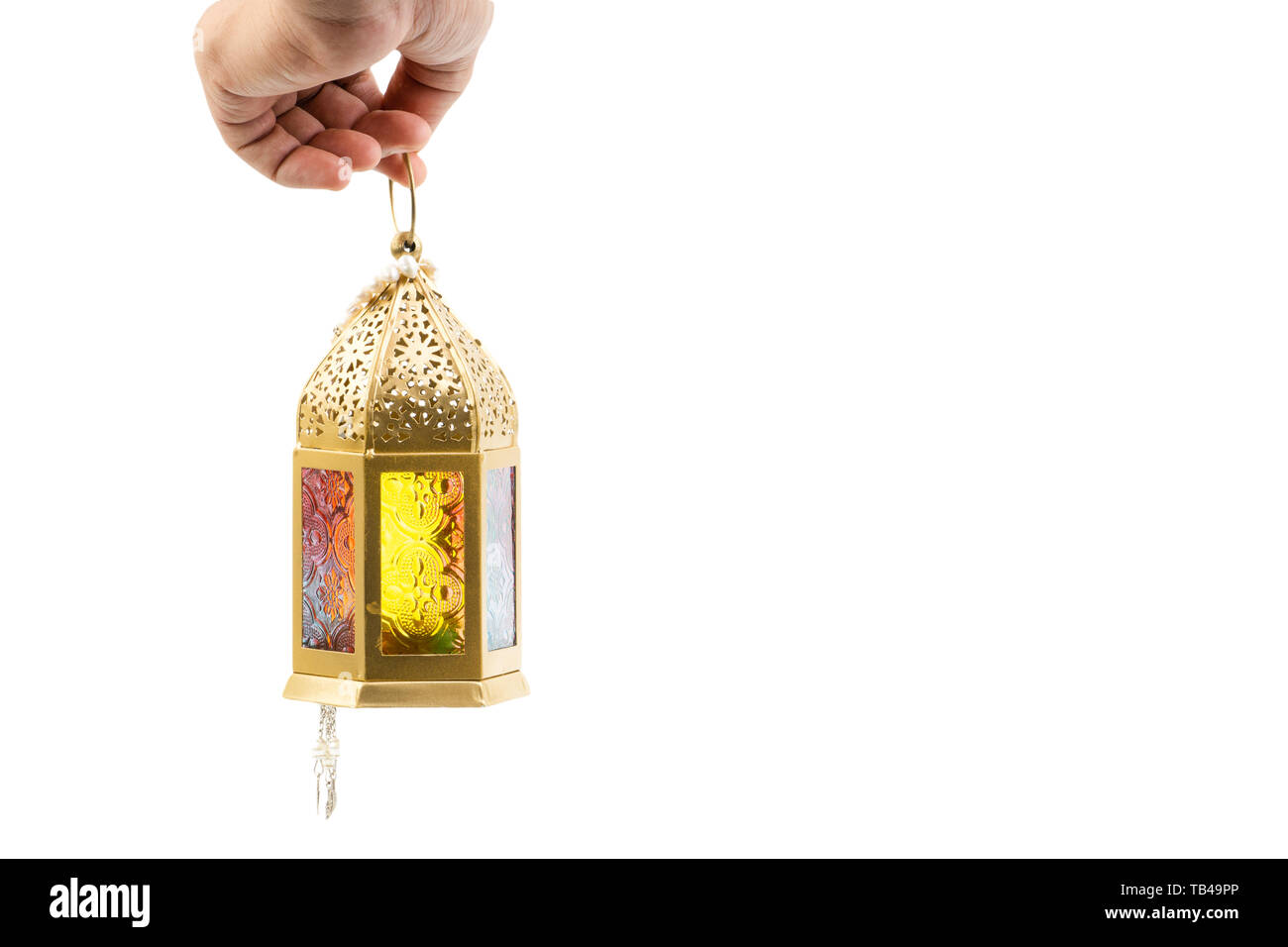 Hand, die arabische Laterne isoliert auf Weiss. Selektiver Fokus Stockfoto