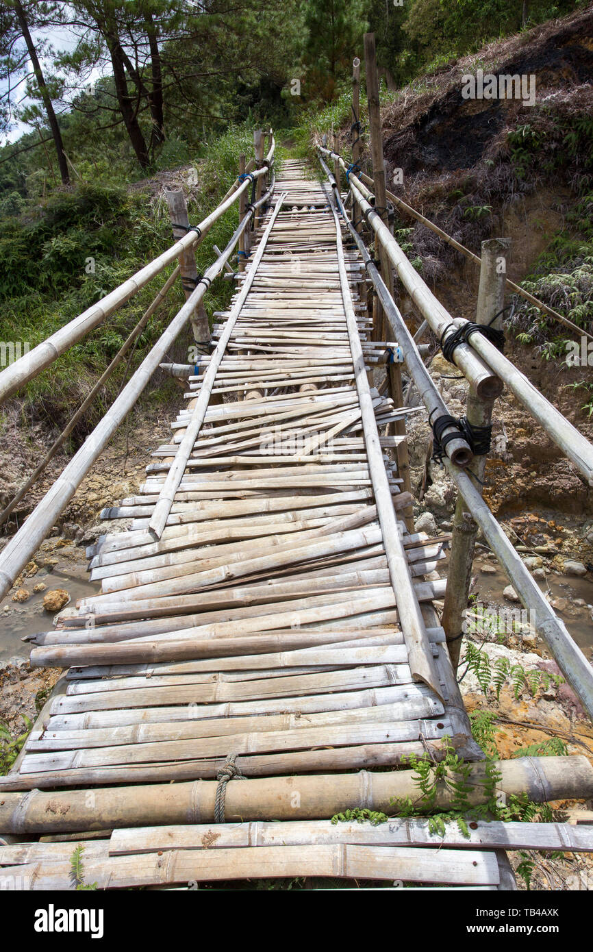 Eine gefährliche Holzbrücke im wilden Indonesien Stockfoto