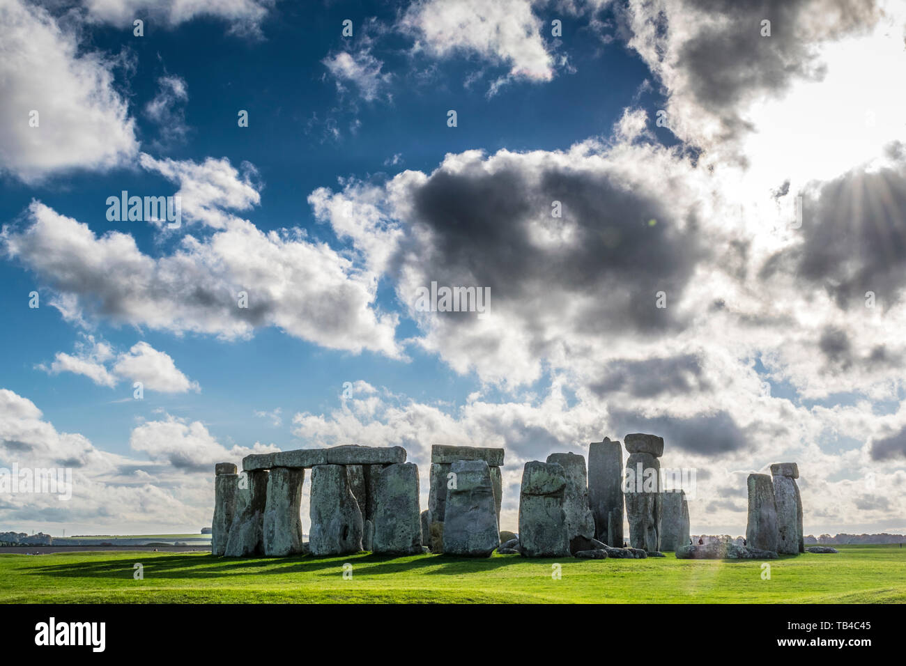 Stonehenge mit hellen Wolken an einem Sommertag Stockfoto