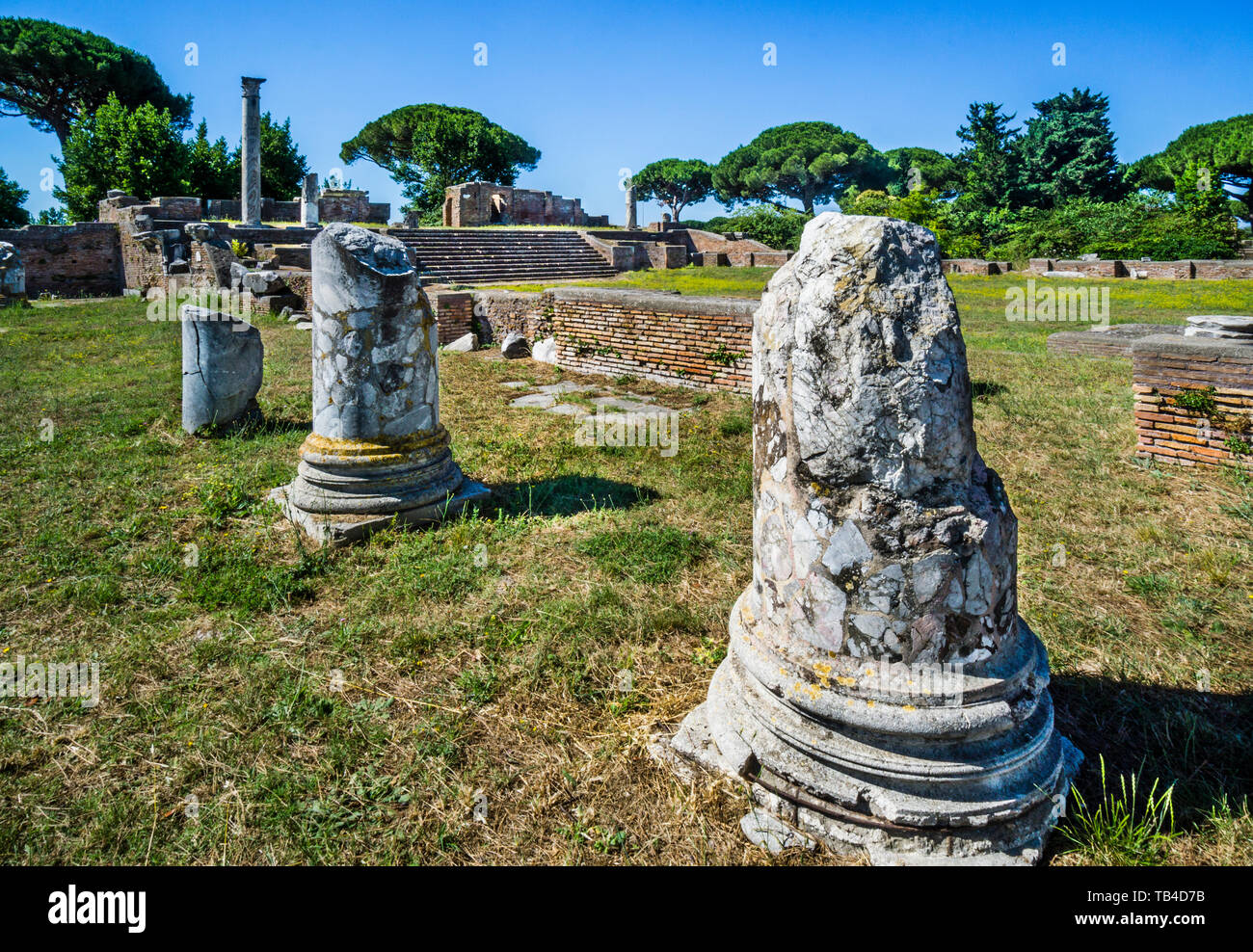 Tempio Primo, die runde Tempel, knappe Reste einer ehemaligen Römischen Tempels sehr Lage an der archäologischen Stätte der römischen Siedlung von Ostia Antica, Stockfoto
