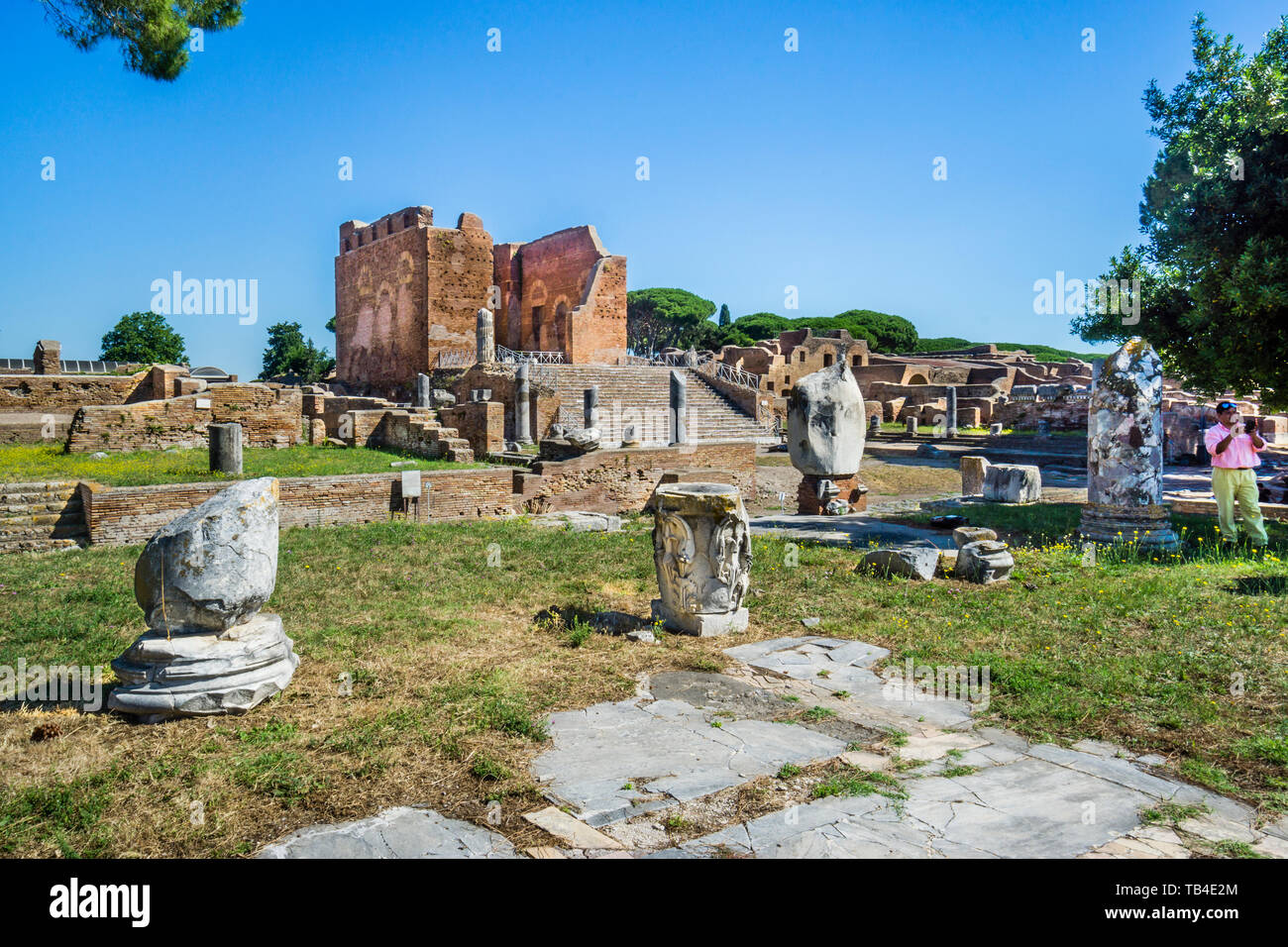 Blick auf das Capitolium von der Website von Tempio Primo bei der archäologischen Stätte der römischen Siedlung von Ostia Antica, der alte Hafen der c Stockfoto