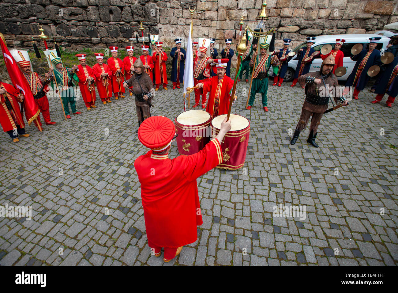 Türkische traditionelle Musik band Mehter. Bursa, Türkei - 14 April, 2019; Türkische traditionelle Musik band Mehter im Osmanischen Kostüme am 14. April 2019 in Stockfoto