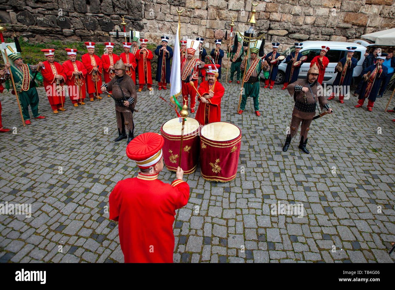 Türkische traditionelle Musik band Mehter. Bursa, Türkei - 14 April, 2019; Türkische traditionelle Musik band Mehter im Osmanischen Kostüme am 14. April 2019 in Stockfoto