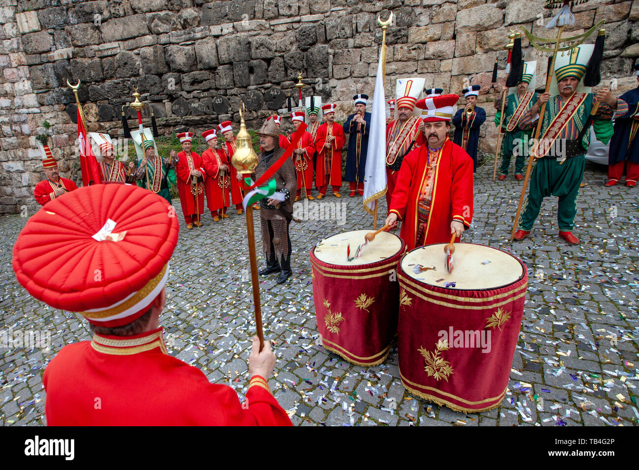 Türkische traditionelle Musik band Mehter. Bursa, Türkei - 14 April, 2019; Türkische traditionelle Musik band Mehter im Osmanischen Kostüme am 14. April 2019 in Stockfoto