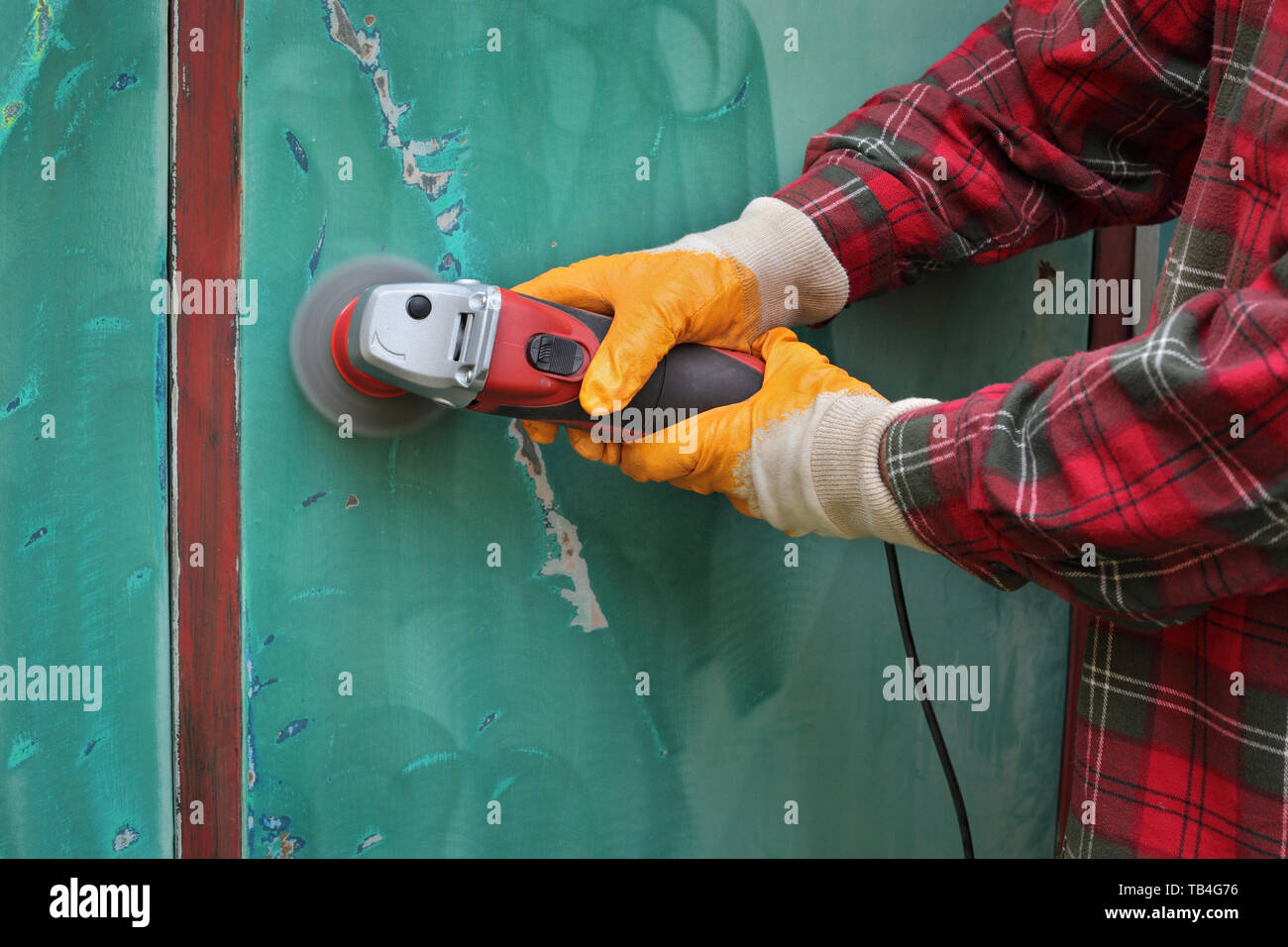 Farbe und Rost entfernen aus Blech, mit Drahtbürste an Grinder Power Tool  Arbeitnehmer Stockfotografie - Alamy