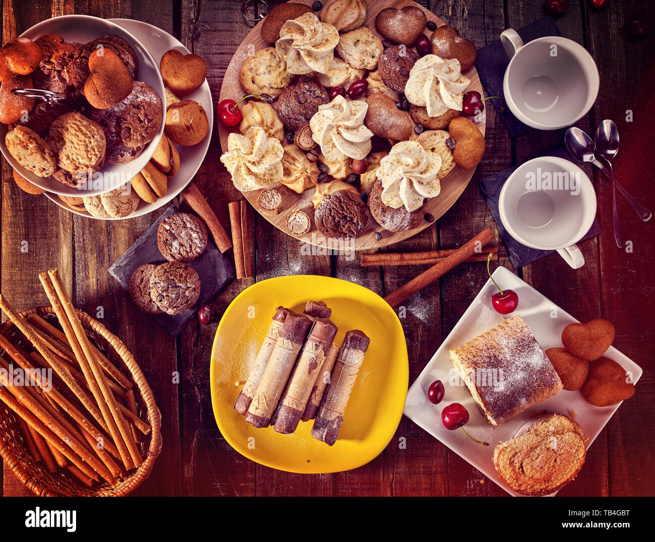 Baiser Küsse, oatmeal Cookies und sand Chocolate Cake mit Cherry Stockfoto