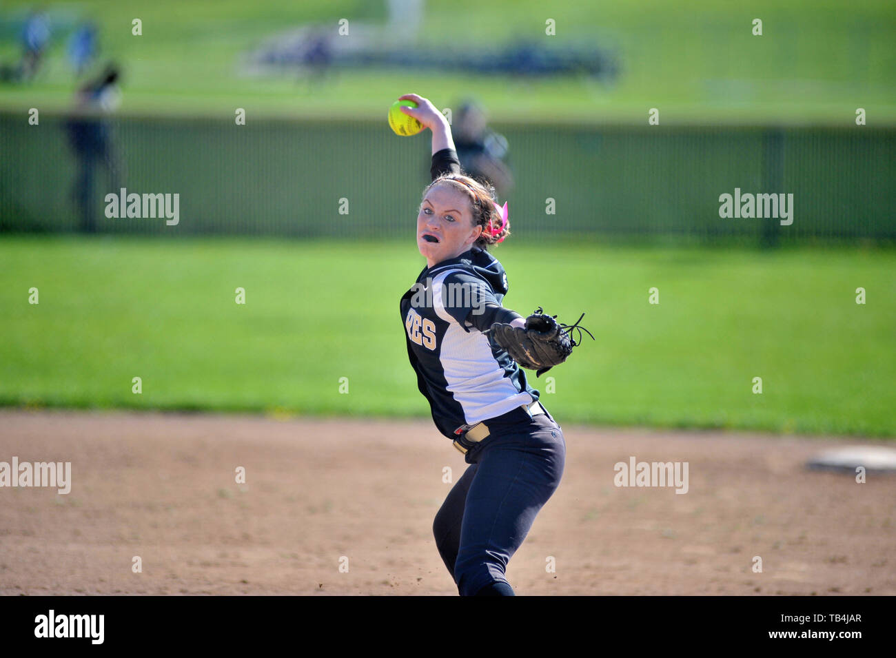 Krug in den Kreis für die Bereitstellung von einem Pitch zu einem wartenden Norden hitter. USA. Stockfoto