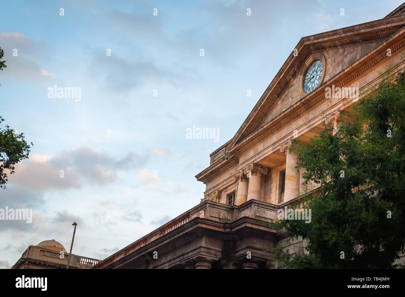 Sonnenuntergang auf der Fassade eines alten denkmalgeschützten Gebäude in Barcelona, Spanien Stockfoto