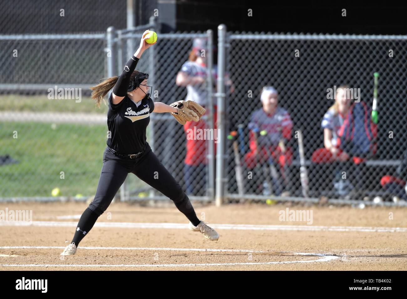 Krug in den Kreis für die Bereitstellung von einem Pitch zu einem wartenden Norden hitter. USA. Stockfoto