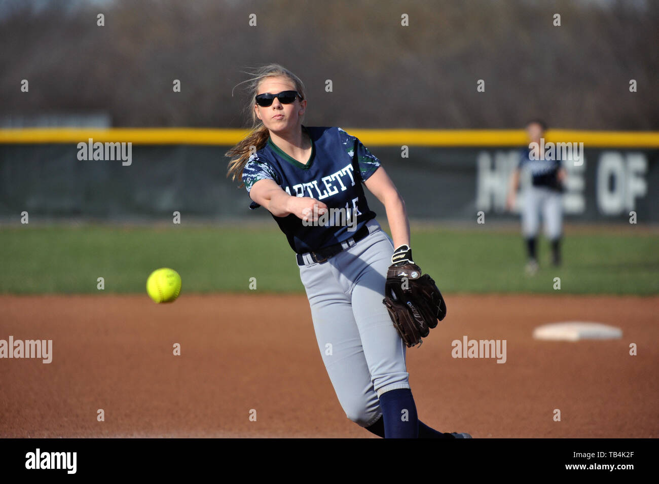 Krug in den Kreis für die Bereitstellung von einem Pitch zu einem wartenden Norden hitter. USA. Stockfoto