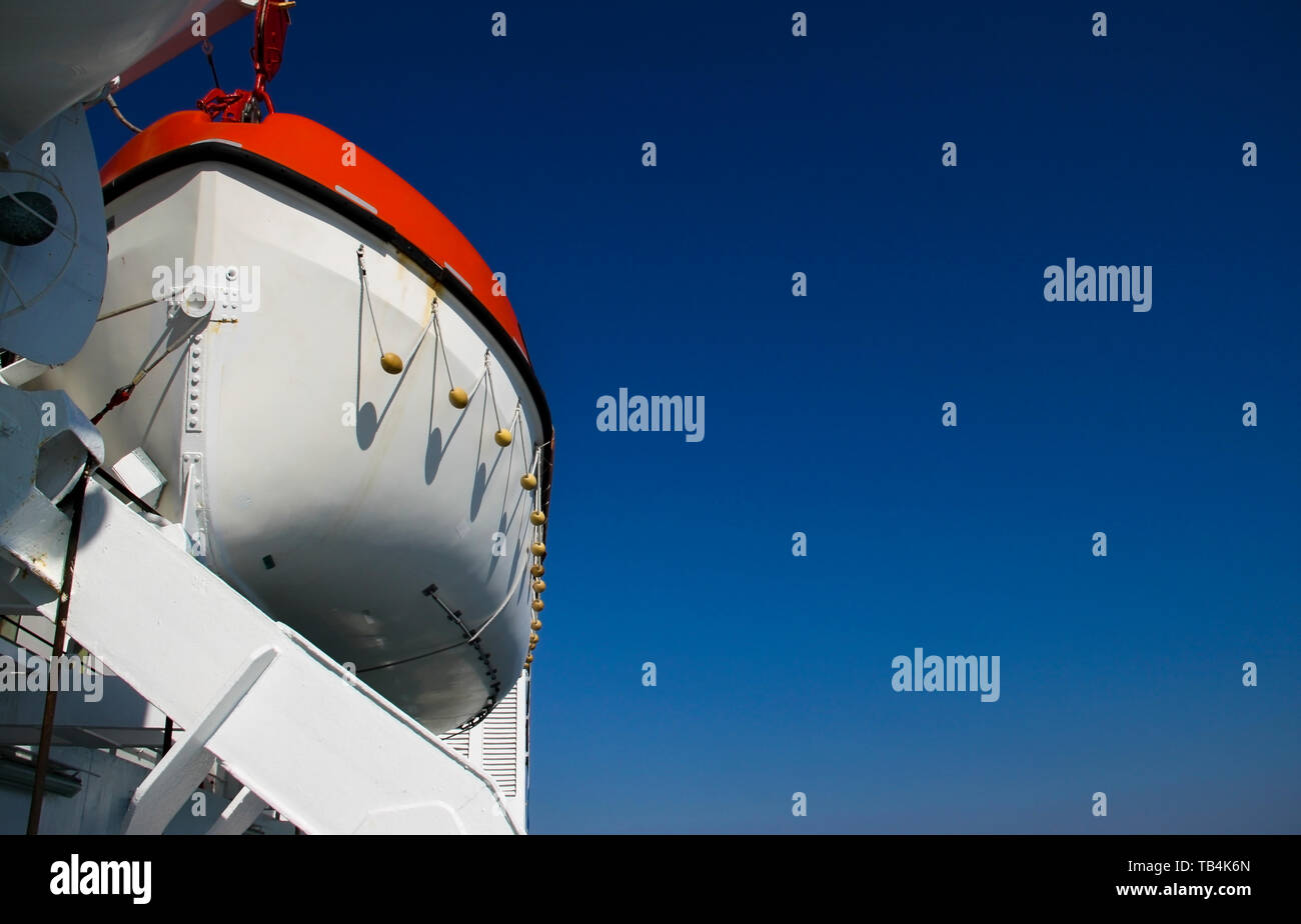 Rote und weiße Rettungsboot auf weißem STAHL Crane auf großen farry Boot Stockfoto