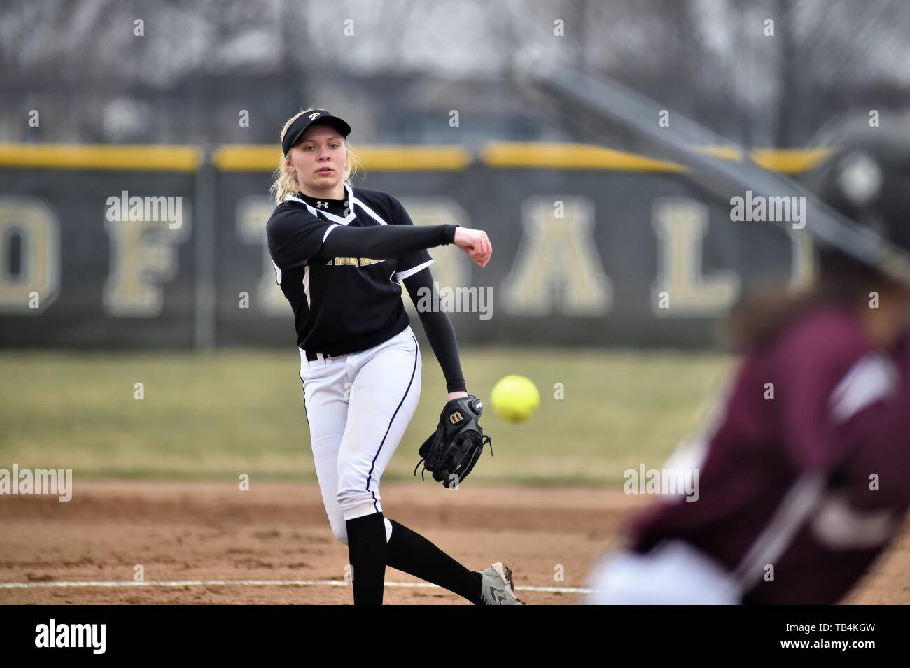 Krug in den Kreis für die Bereitstellung von einem Pitch zu einem wartenden Norden hitter. USA. Stockfoto