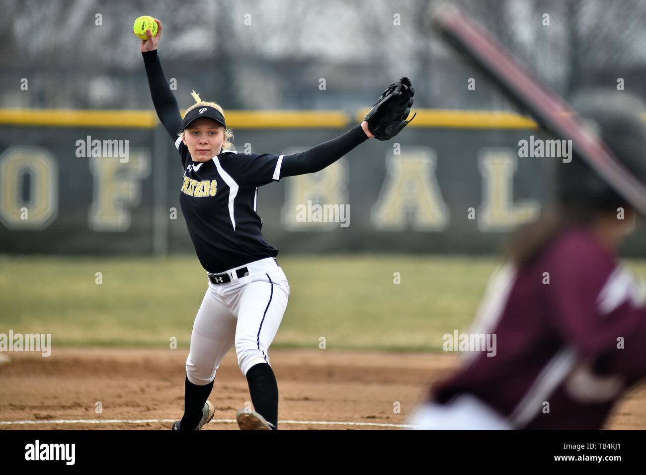 Krug in den Kreis für die Bereitstellung von einem Pitch zu einem wartenden Norden hitter. USA. Stockfoto