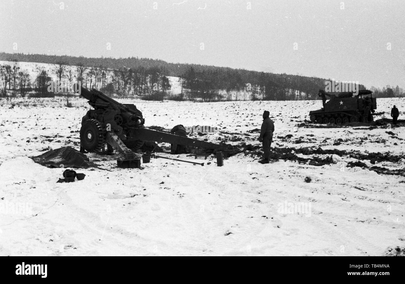 US-Armee/United States Army 74th Field Artillery - schwere Feldhaubitze M114-M 1 155 mm/Schwere Haubitze M114-M1 6.1 cm & Selbstfahrgeschütz (selbstfahrlafette) M44 155 mm/Self-Propelled Howitzer SPH M44 6.1 Zoll & Schuetzenpanzers AIV M59 Stockfoto