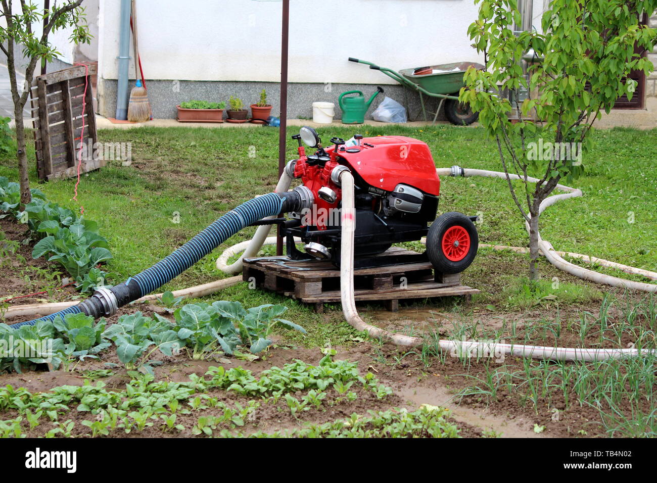 Feuerwehr Grosse Benzin Wasserpumpe Mit Mehreren Starken Feuer