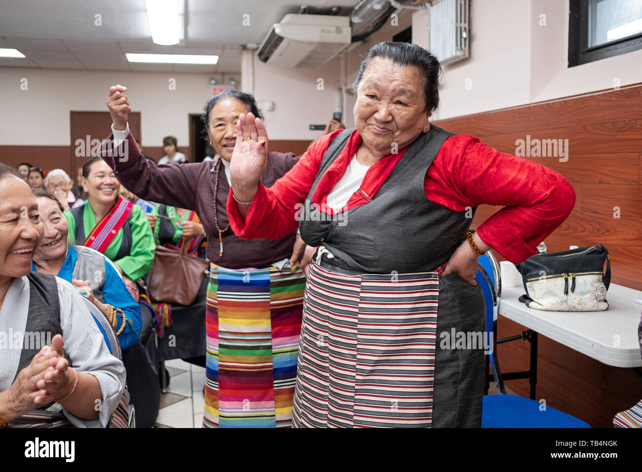 Asiatische Frauen, aus Nepal und Tibet, Tanz in den Gängen, bei einem Konzert von Himalayan Musik an der Sherpa buddhistischen Tempel in Queens, New York City. Stockfoto
