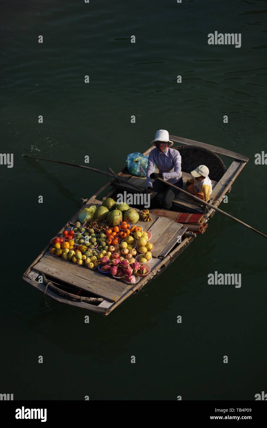 Verkauf von Obst auf Halong Bay Stockfoto