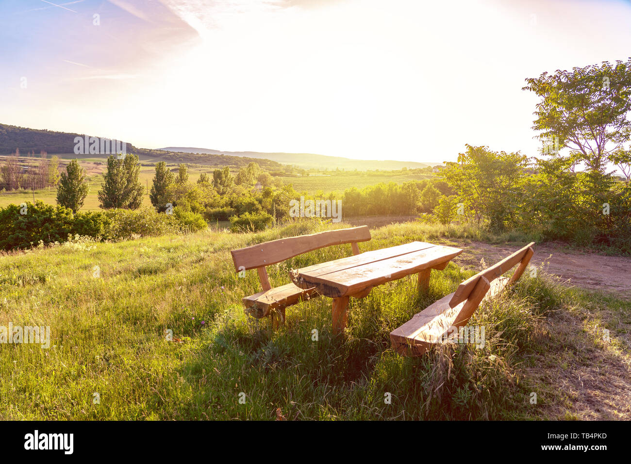 Rustikales Picknick Tisch bei Sonnenuntergang in Tihany Ungarn ländliche Szene Stockfoto