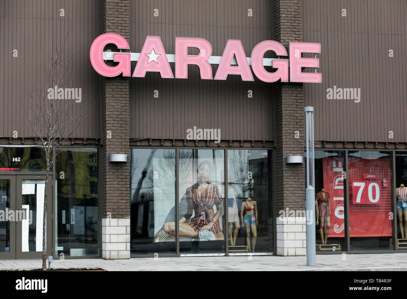Ein logo Zeichen außerhalb einer Garage Clothing Store in Vaudreuil - Dorion, Quebec, Kanada, am 21. April 2019. Stockfoto